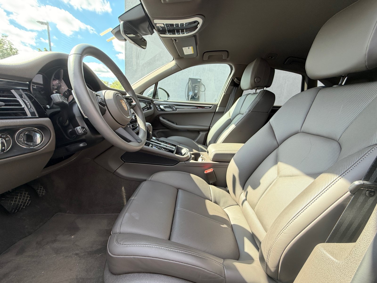 Used 2023 Porsche Macan AWD/4WD image 5