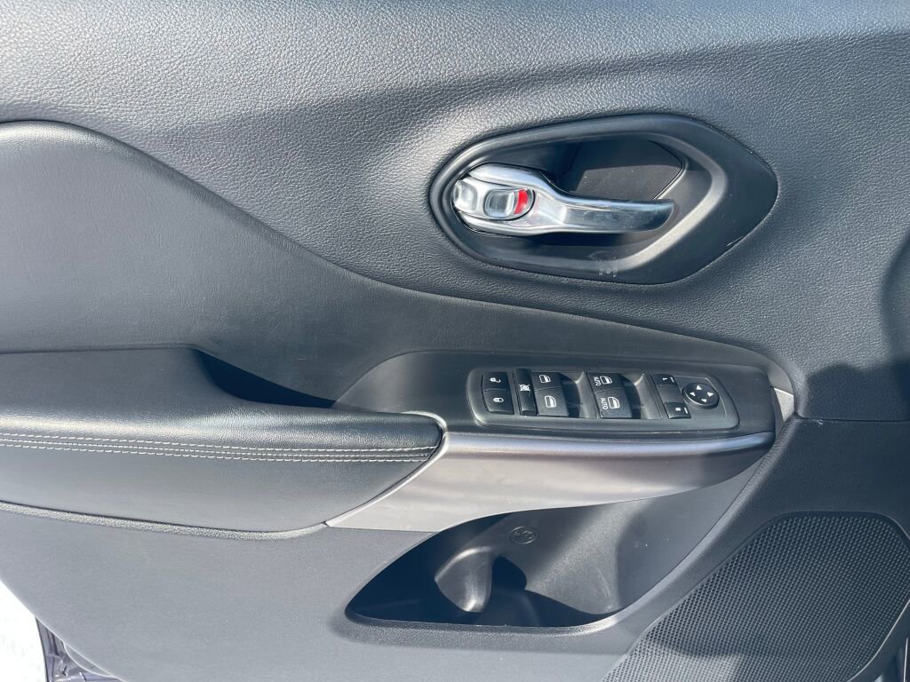 Used 2021 Jeep Cherokee Latitude Lux w/ Comfort/Convenience Group image 6