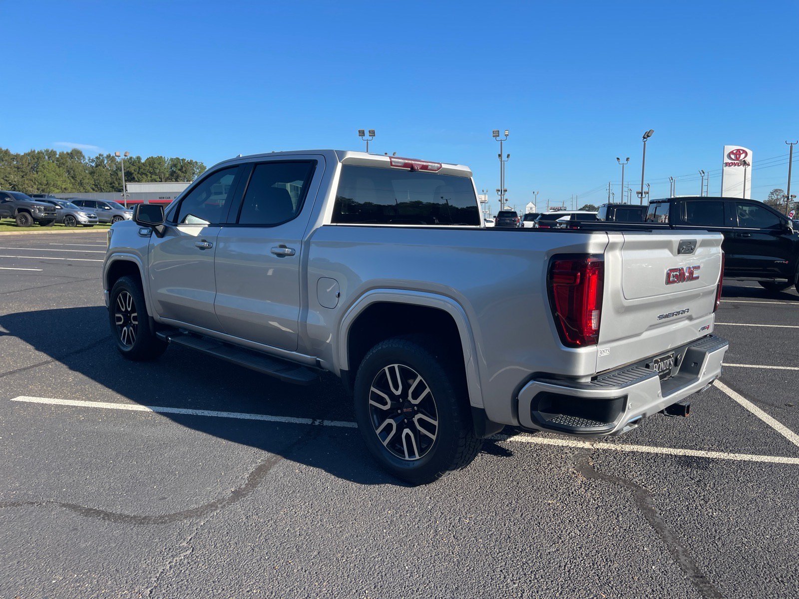 Used 2022 GMC Sierra 1500 AT4 w/ Technology Package AWD/4WD image 14