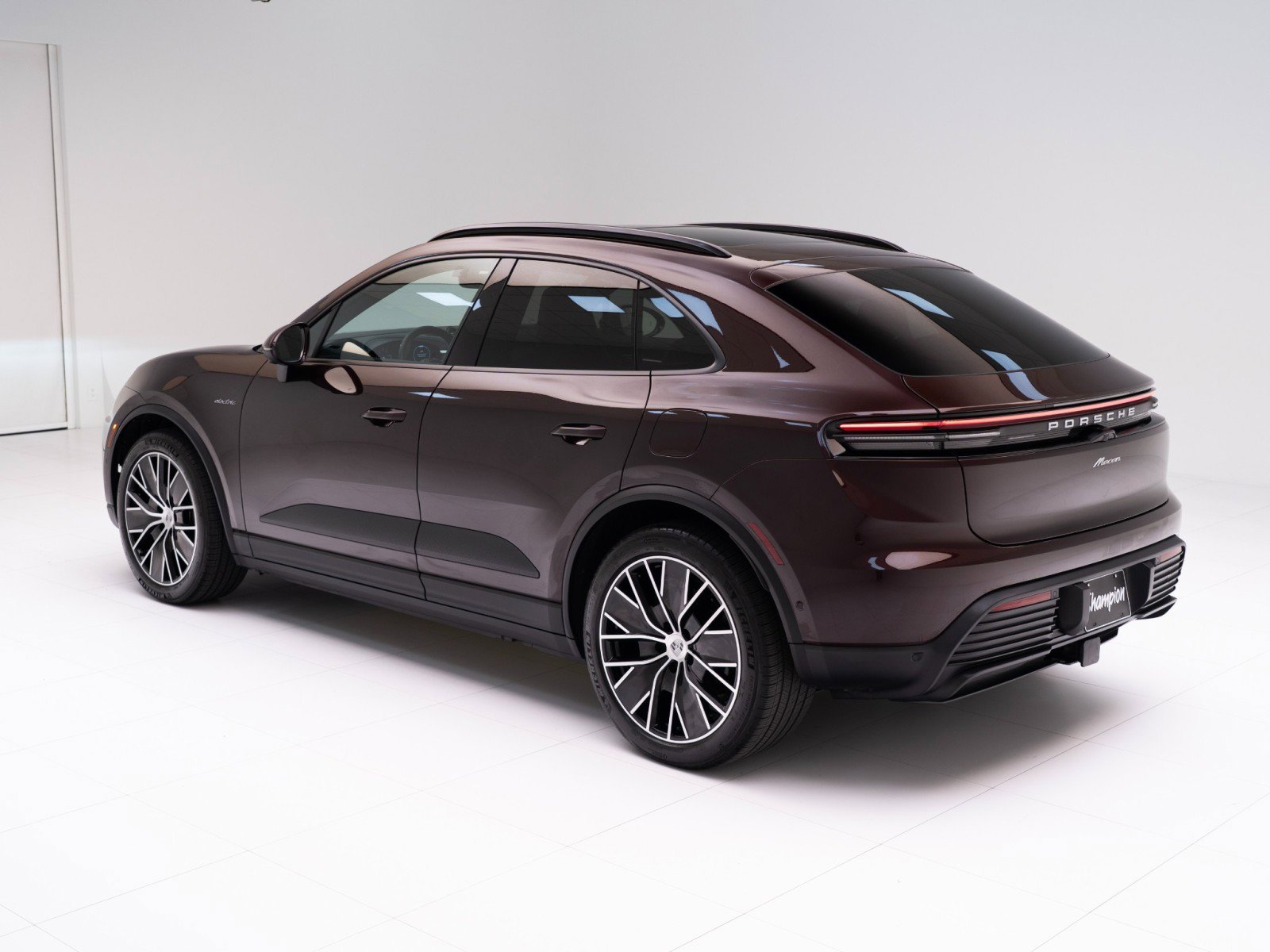Certified 2025 Porsche Macan Electric image 3