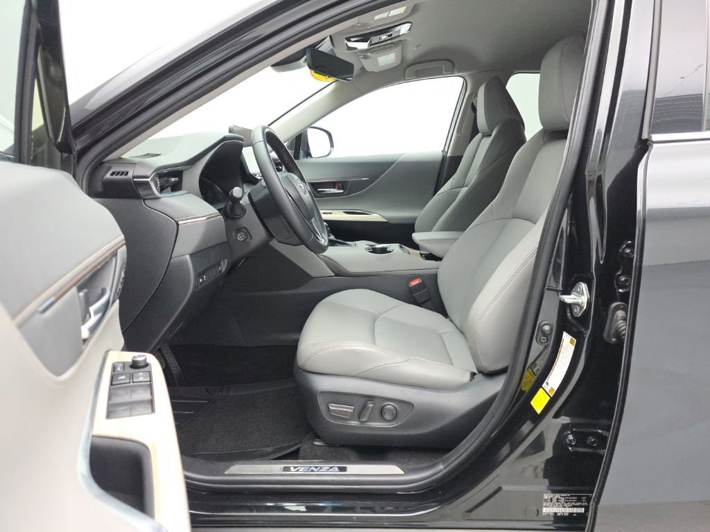 Used 2024 Toyota Venza XLE image 13