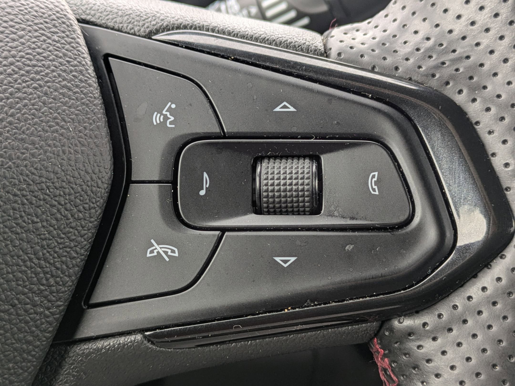 Used 2024 Chevrolet Trax RS w/ Sunroof Package image 15