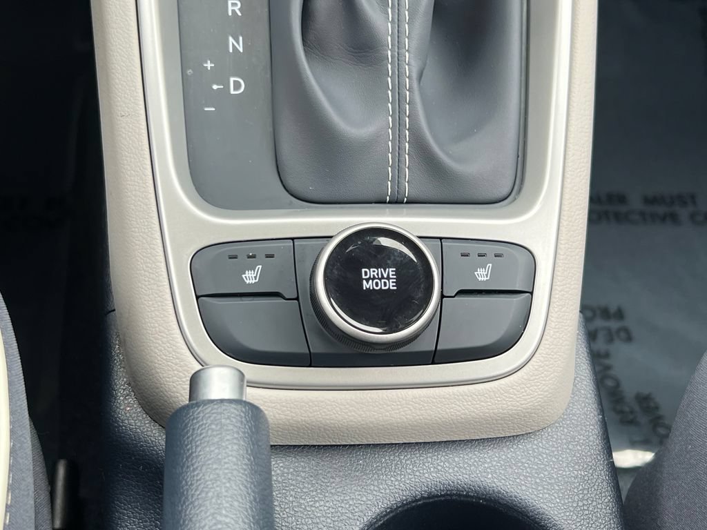 Used 2025 Hyundai Venue Limited FWD image 31