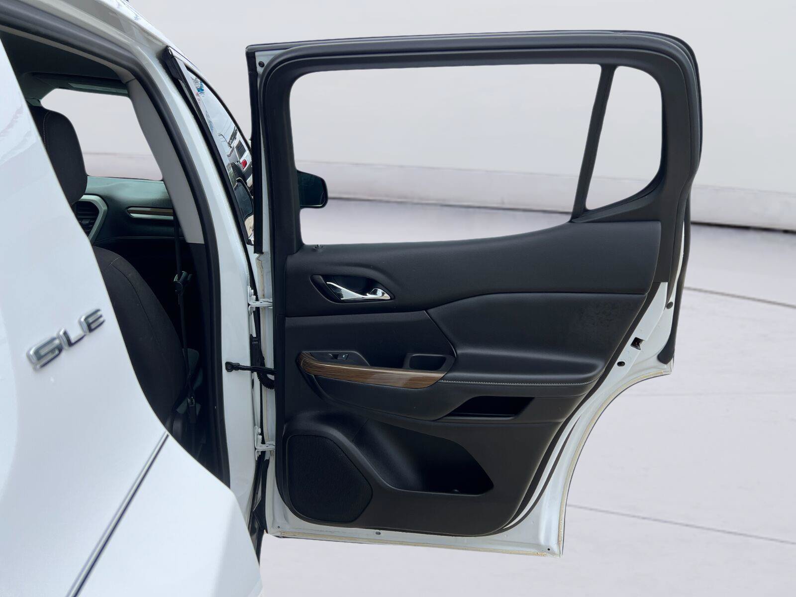 Used 2021 GMC Acadia SLE w/ LPO, Floor Liner Package FWD image 16