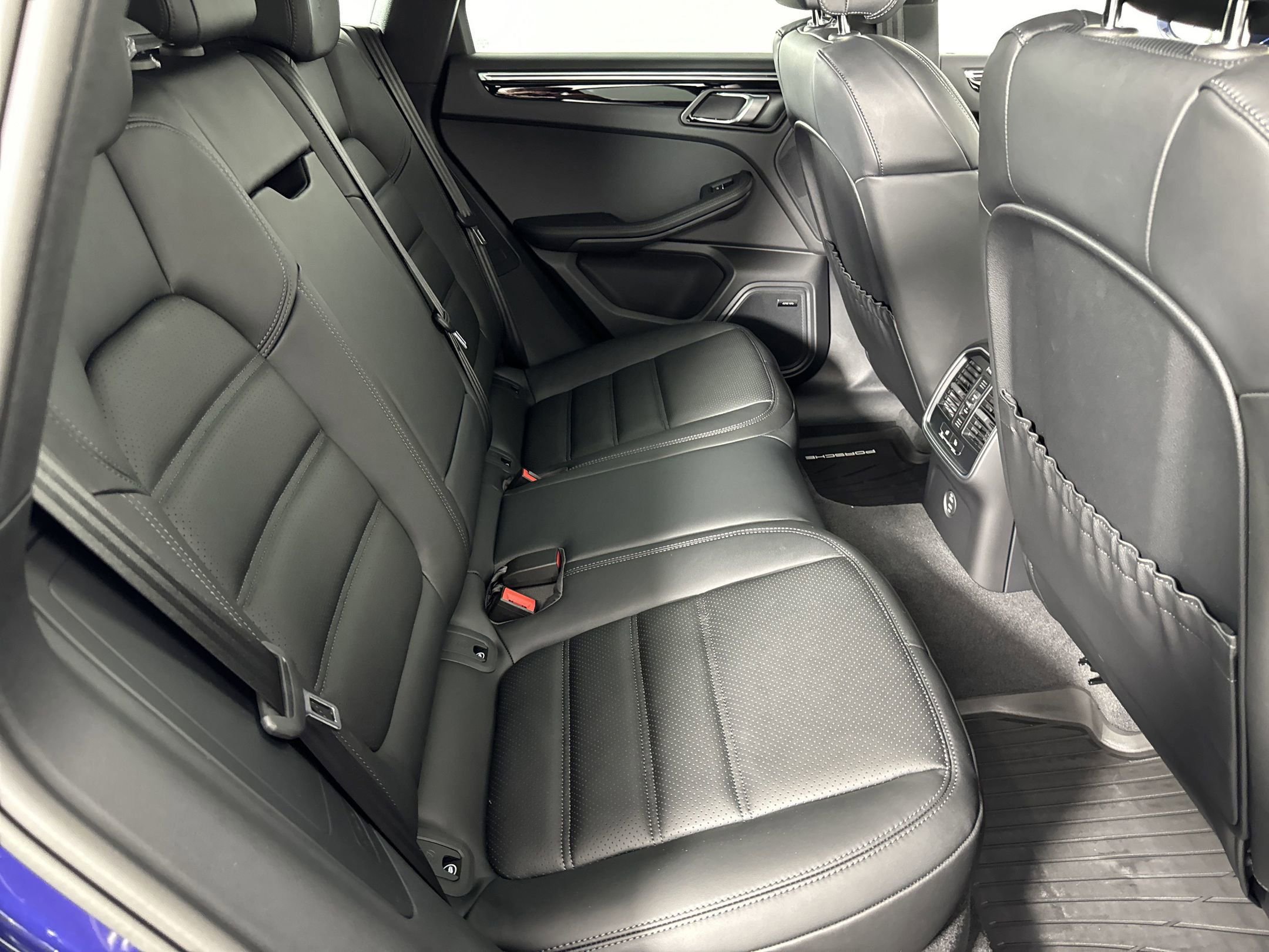 Certified 2025 Porsche Macan AWD/4WD image 29