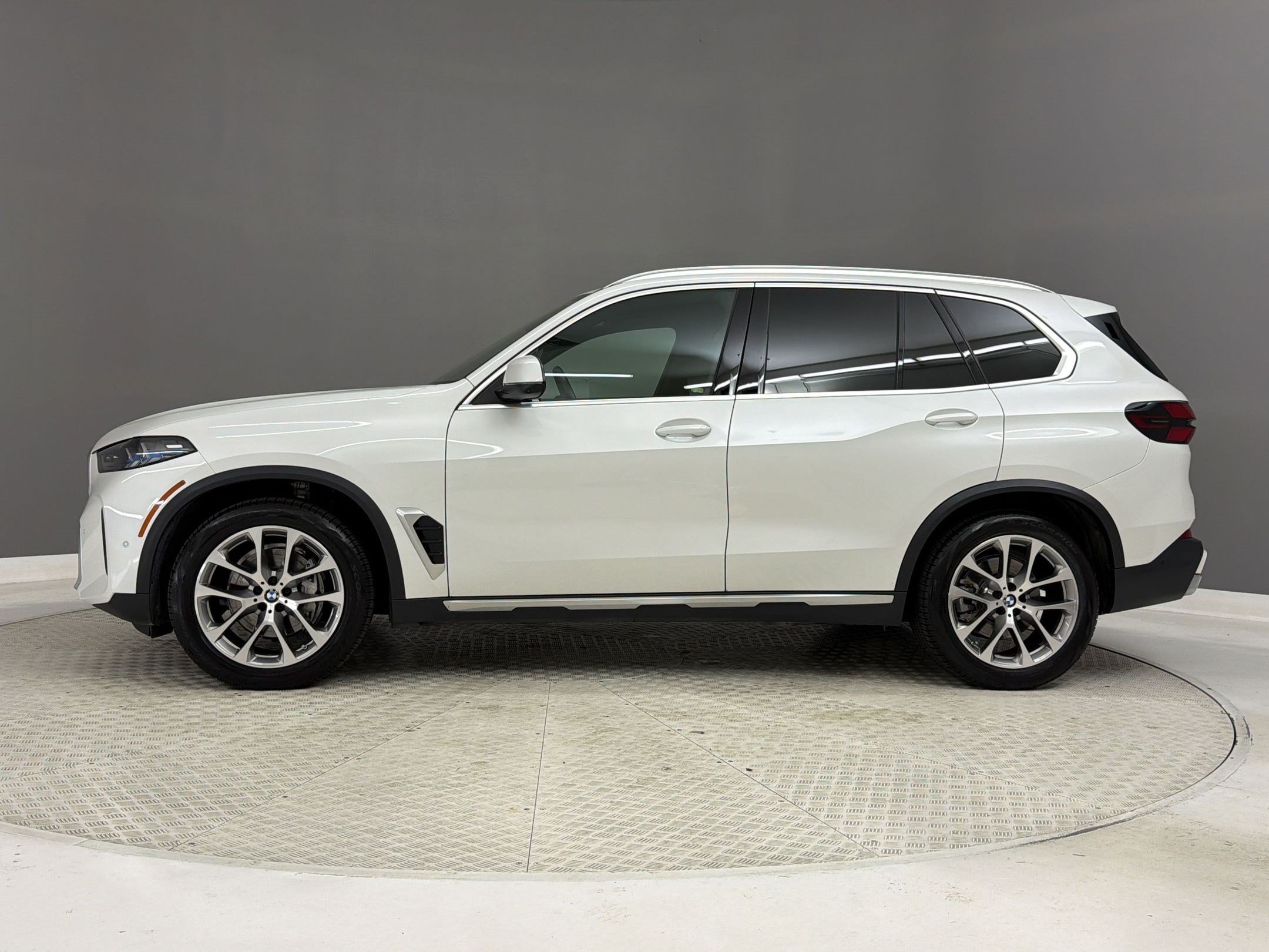 Certified 2024 BMW X5 xDrive40i w/ Premium Package AWD/4WD image 2