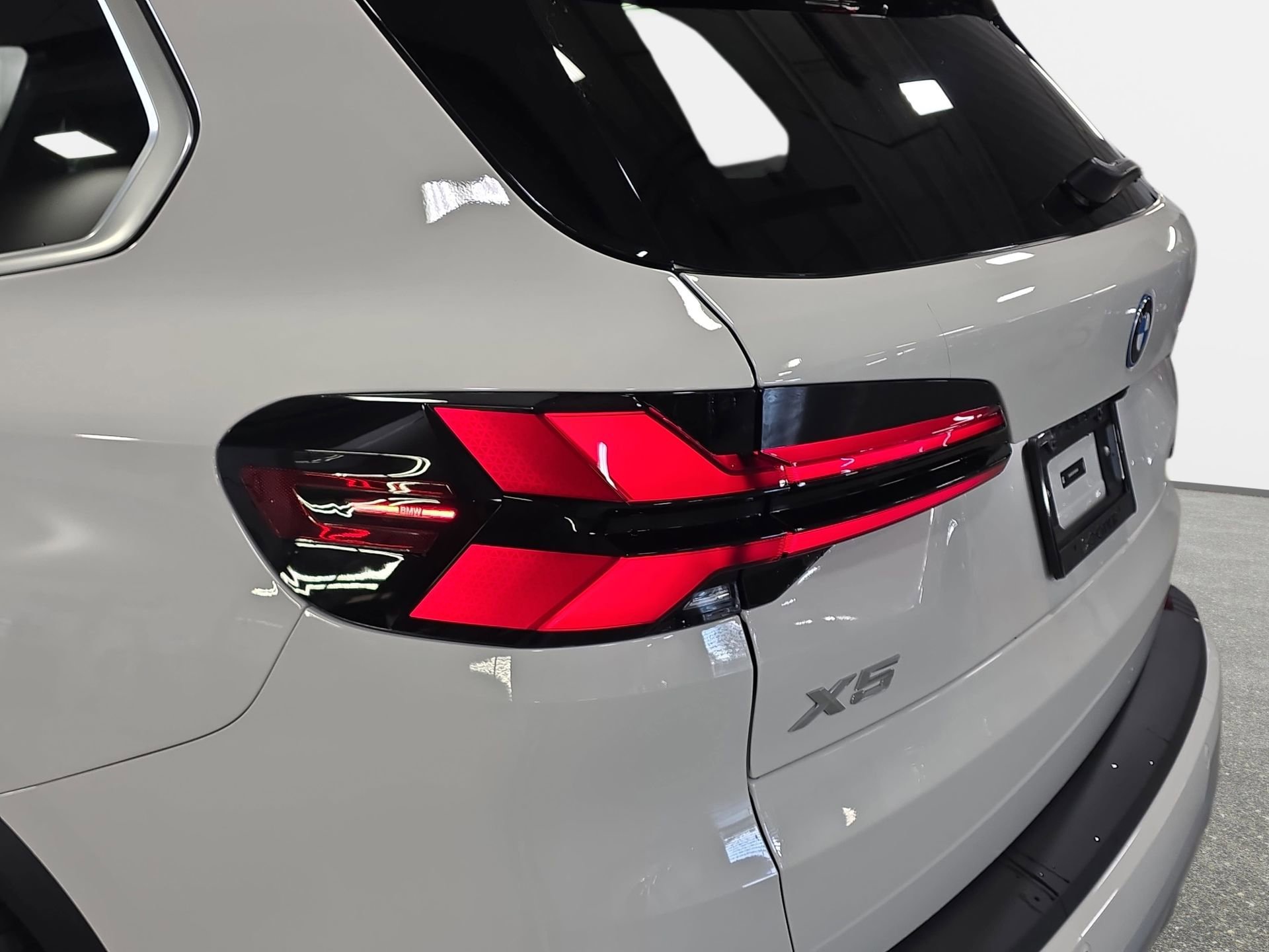 Used 2026 BMW X5 xDrive50e w/ Climate Comfort Package image 33