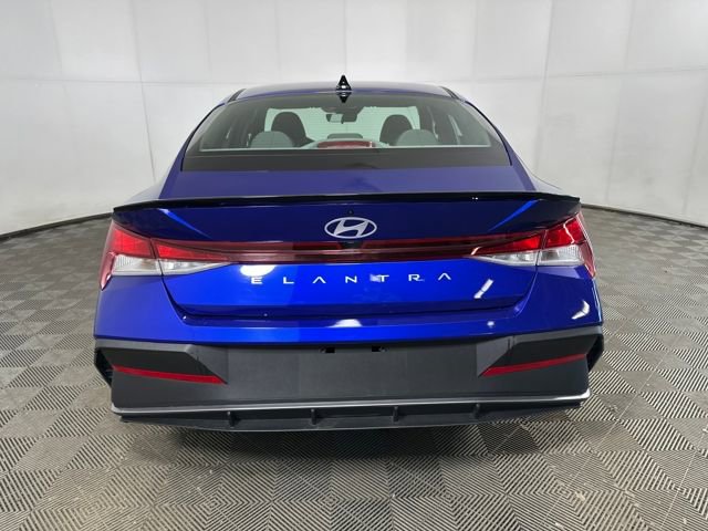 Certified 2025 Hyundai Elantra Sport image 33