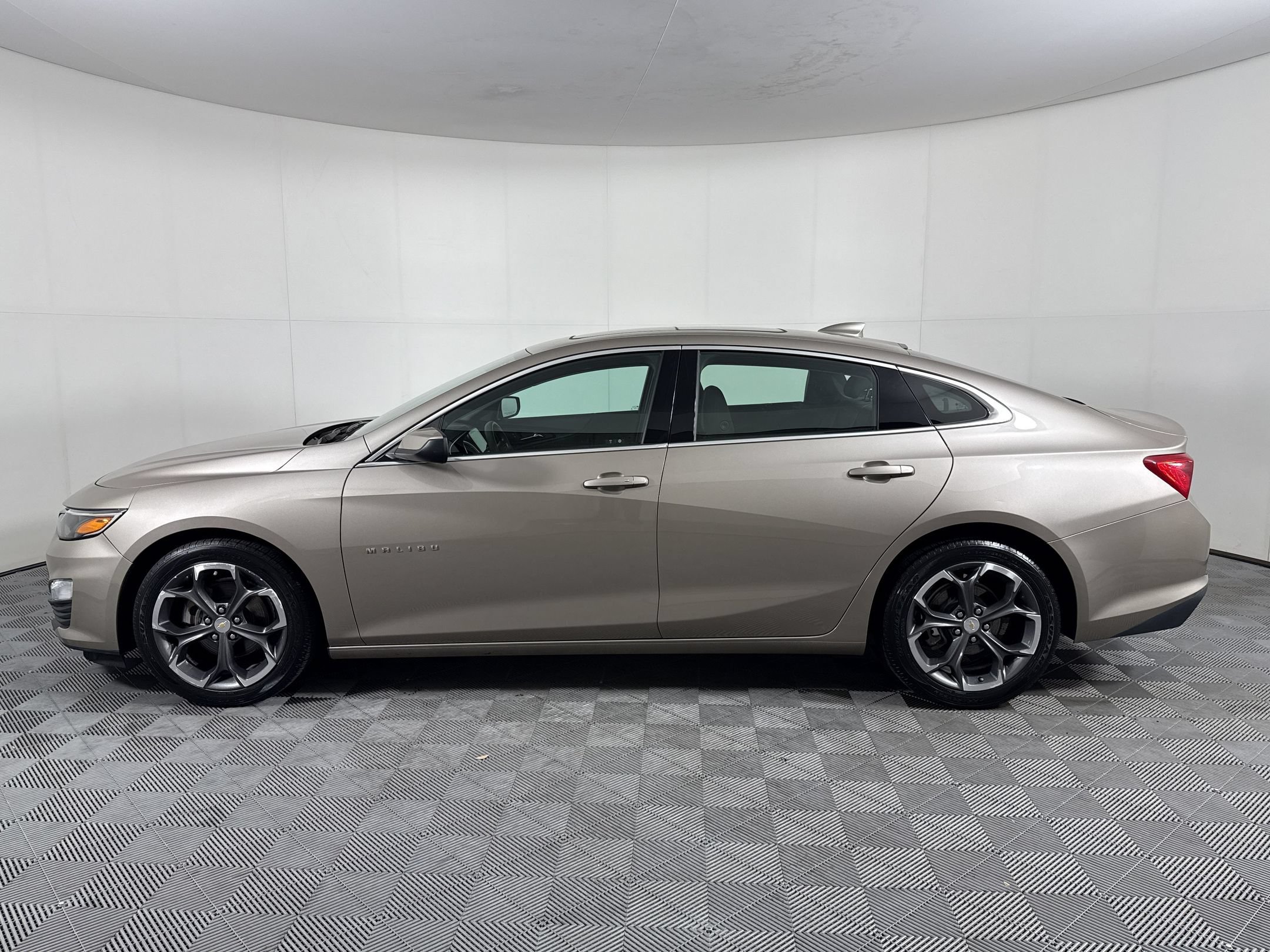 Used 2023 Chevrolet Malibu LT FWD image 2
