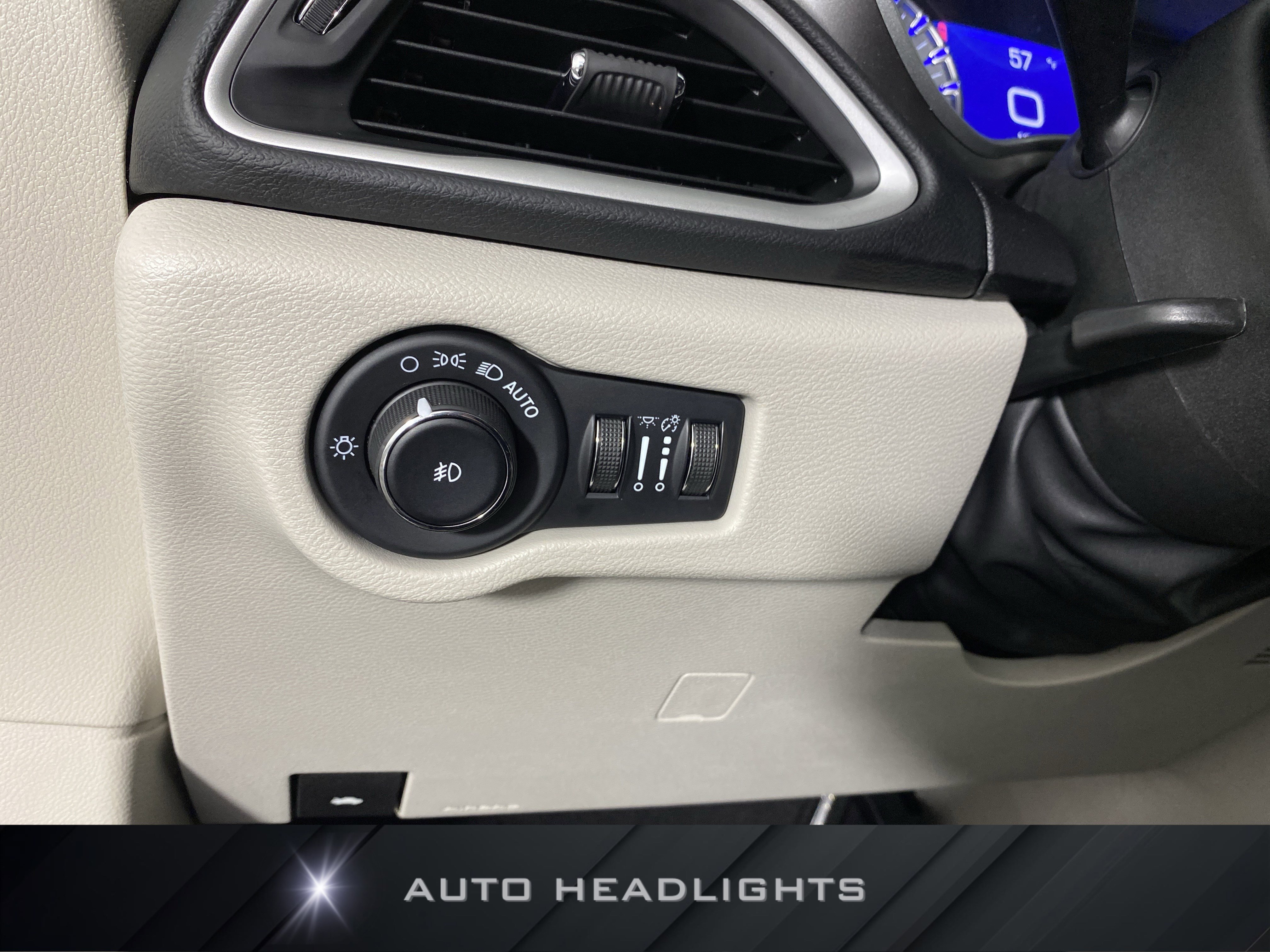 Used 2023 Chrysler Pacifica Touring-L image 24