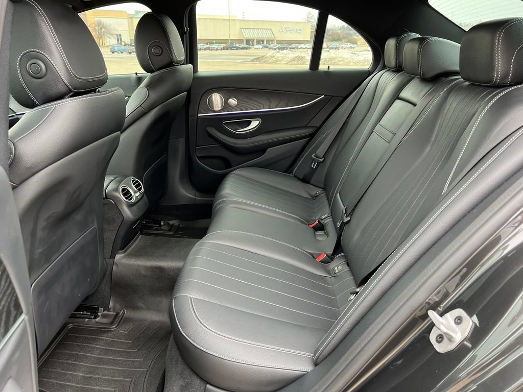 Used 2023 Mercedes-Benz E 350 4MATIC Sedan image 4