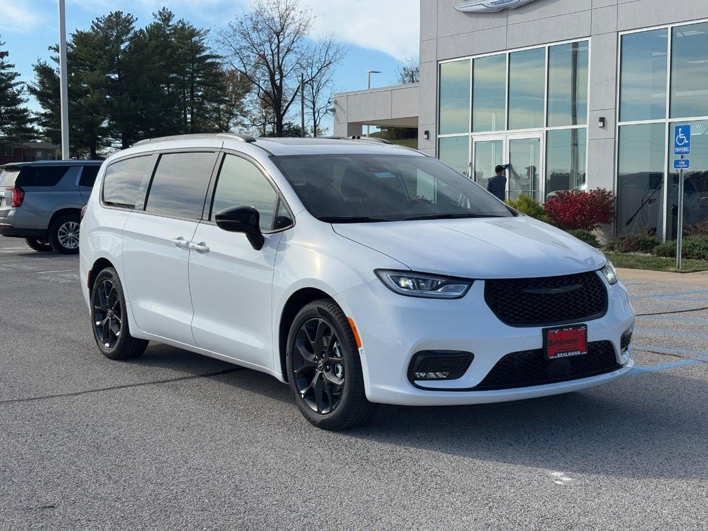 New 2026 Chrysler Pacifica Limited w/ S Appearance Package image 2