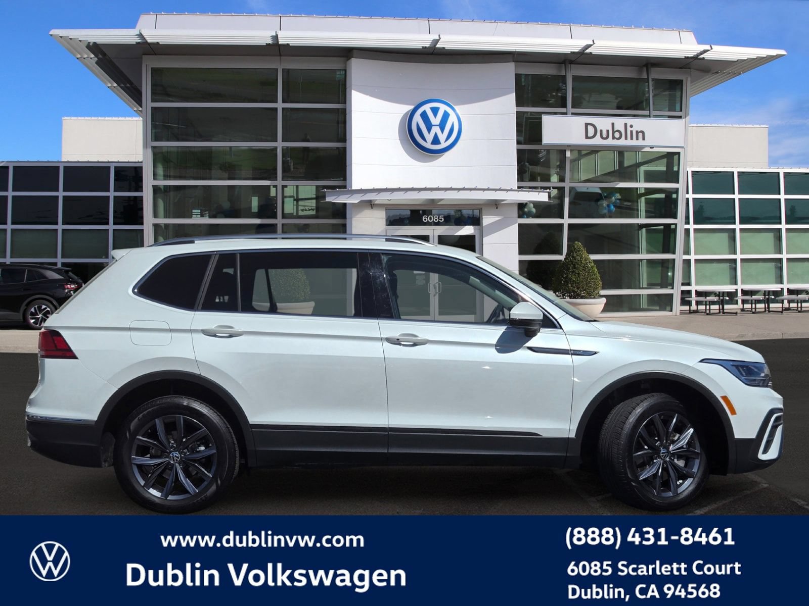 Certified 2023 Volkswagen Tiguan SE FWD image 3