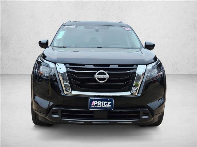Used 2025 Nissan Pathfinder SV image 2