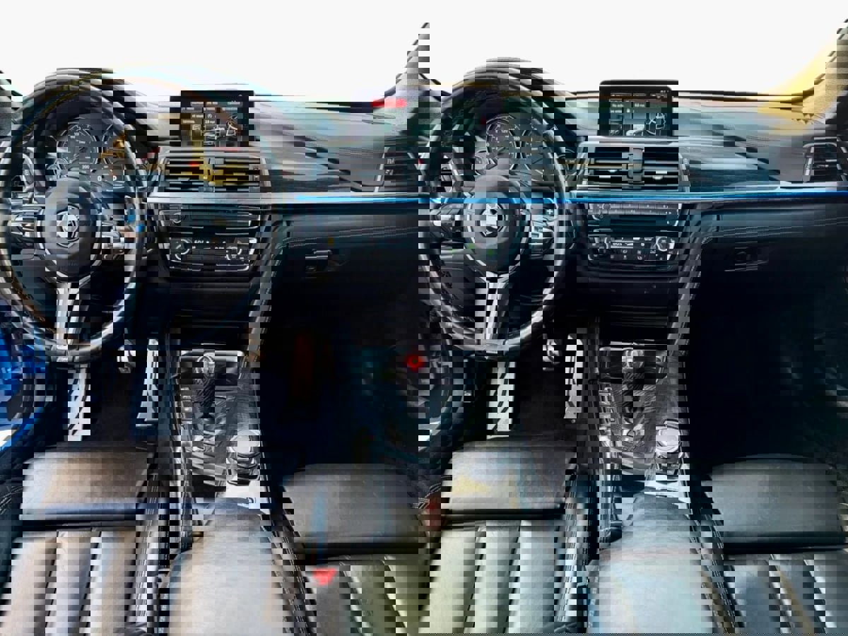 Used 2016 BMW M4 Convertible image 11