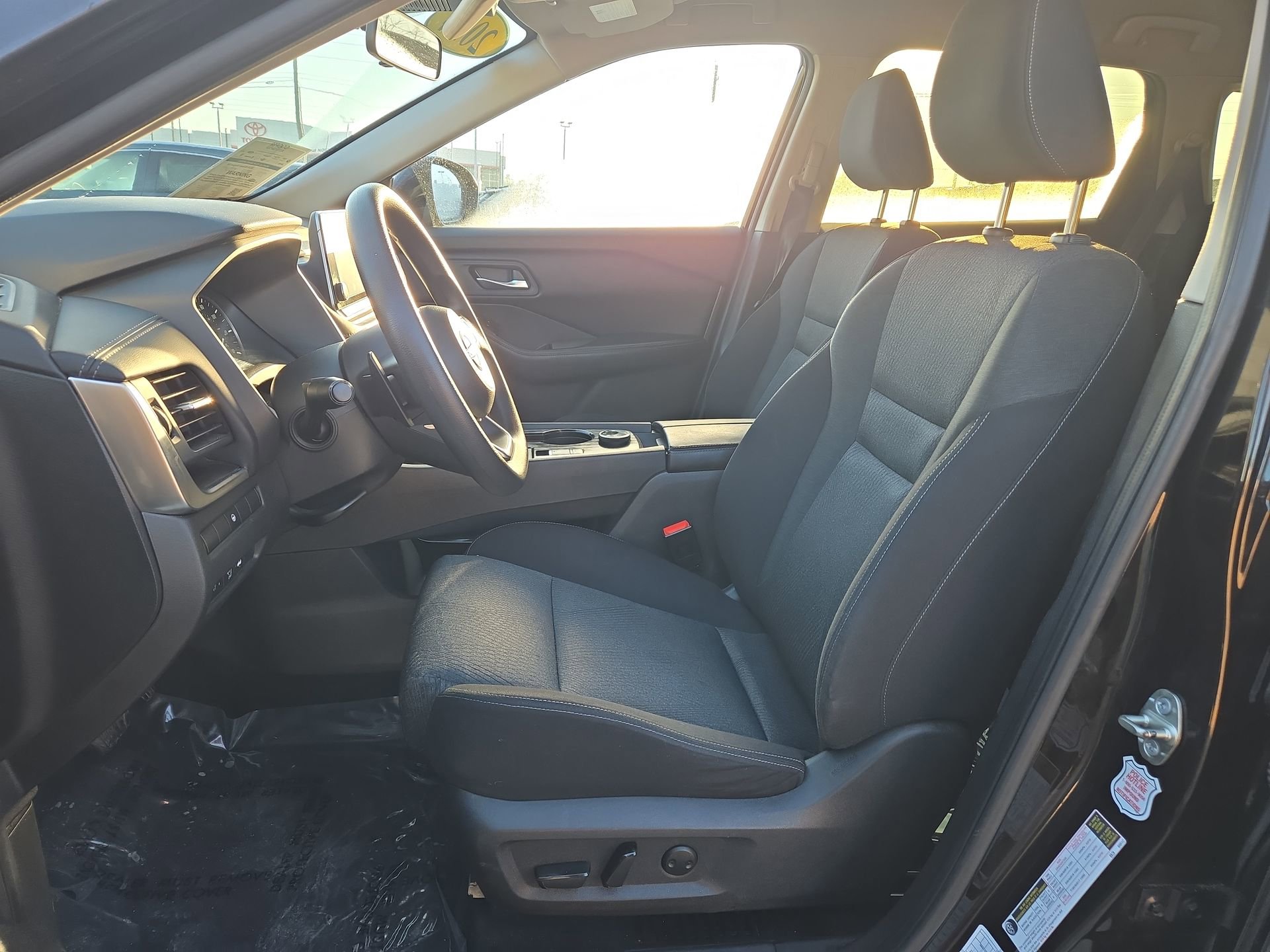 Used 2024 Nissan Rogue SV image 10