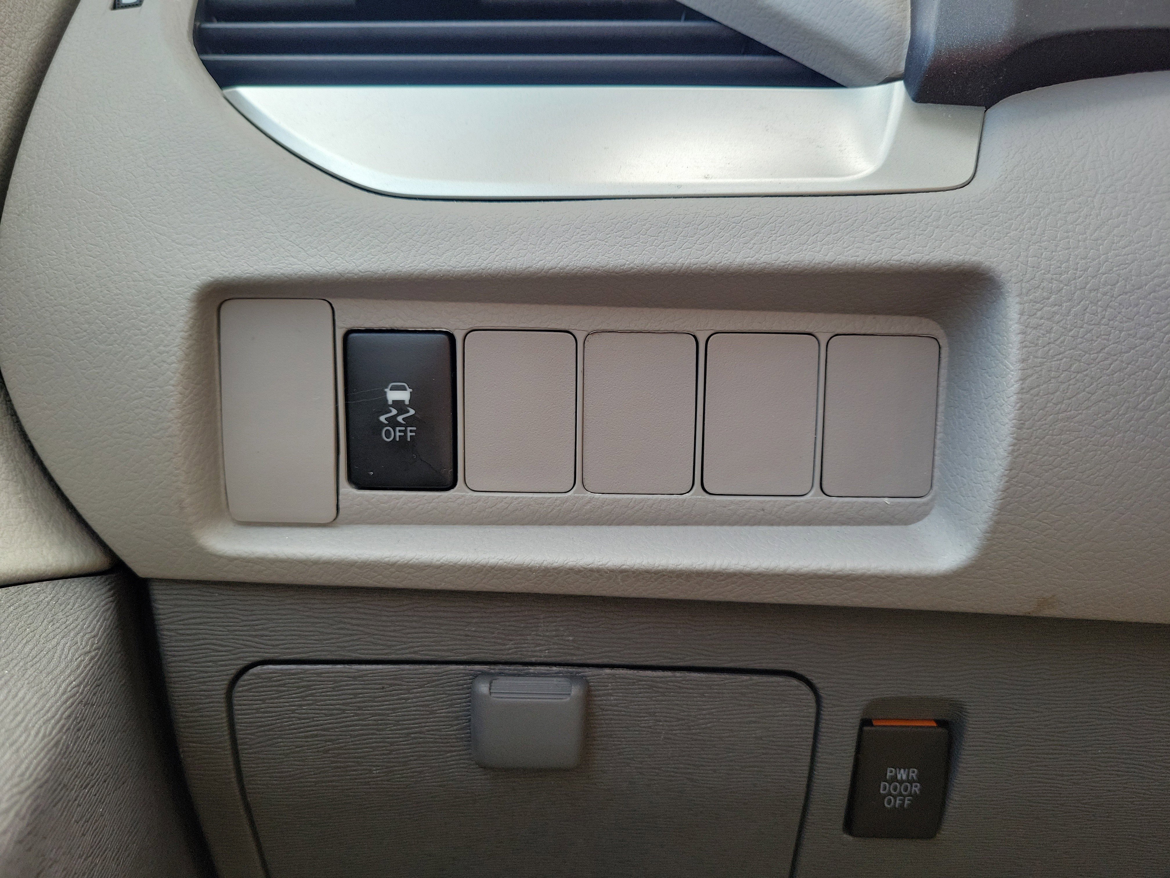 Used 2019 Toyota Sienna LE w/ Carpet Mat Package image 21