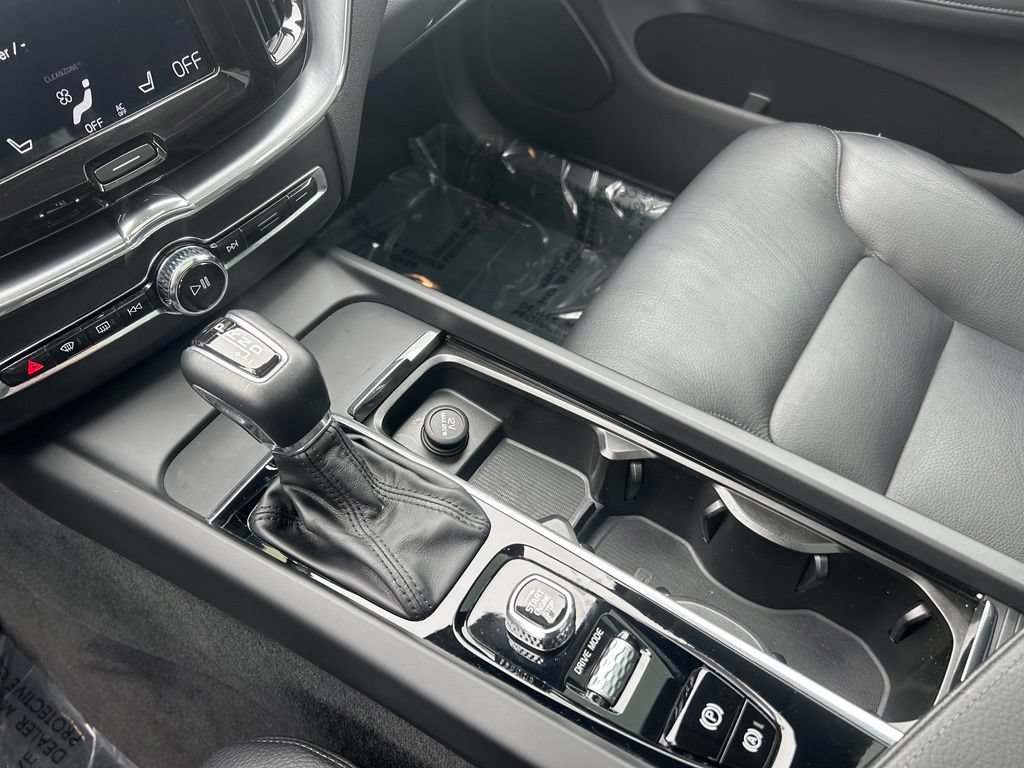 Used 2019 Volvo XC60 T6 Momentum w/ Multimedia Package AWD/4WD image 13