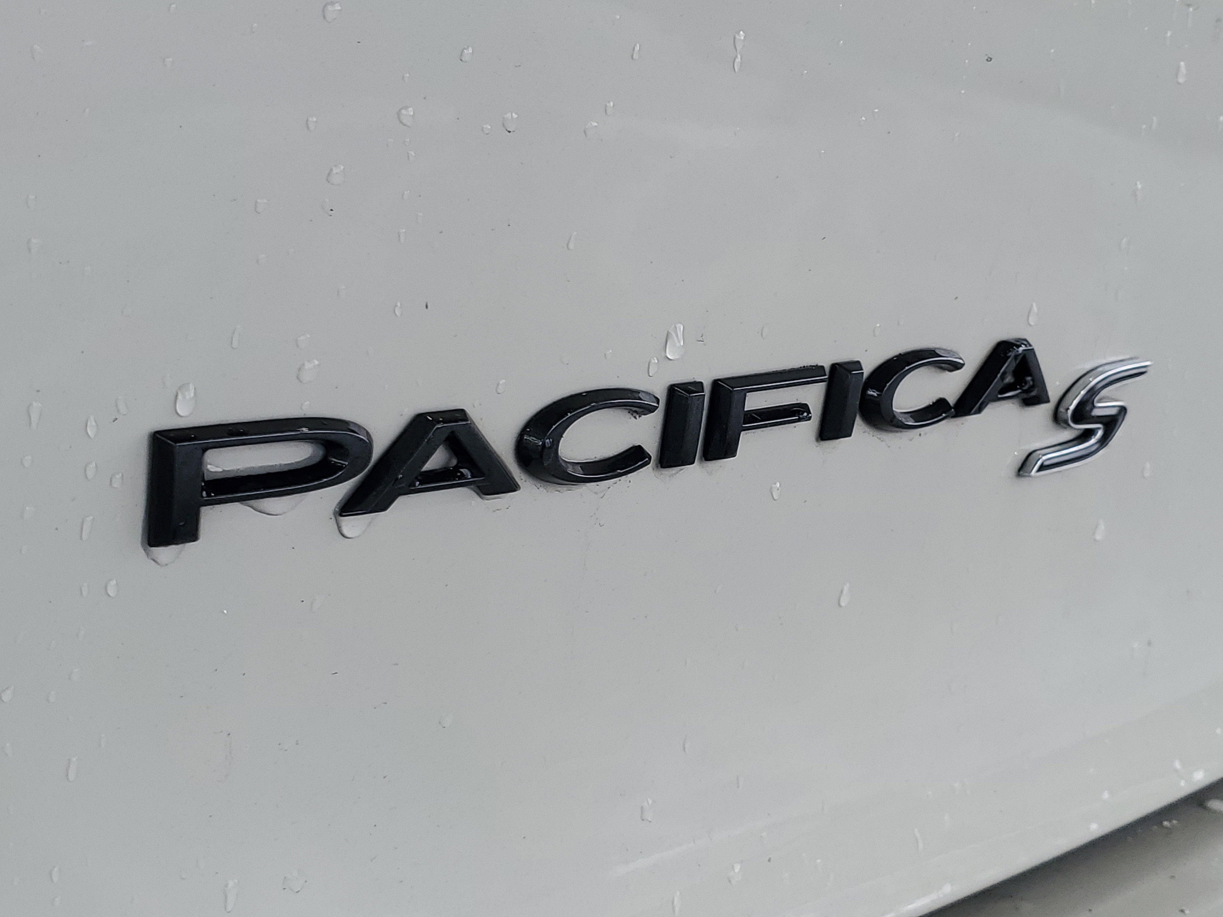 Used 2020 Chrysler Pacifica Touring-L Plus FWD image 5