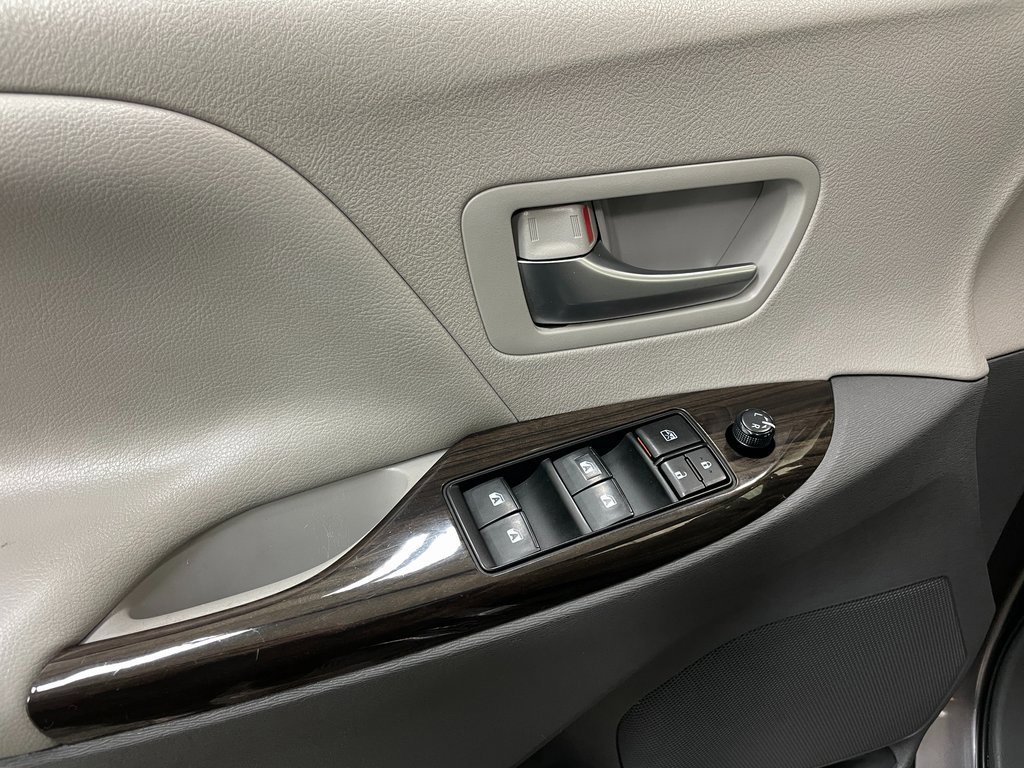 Used 2019 Toyota Sienna XLE image 28