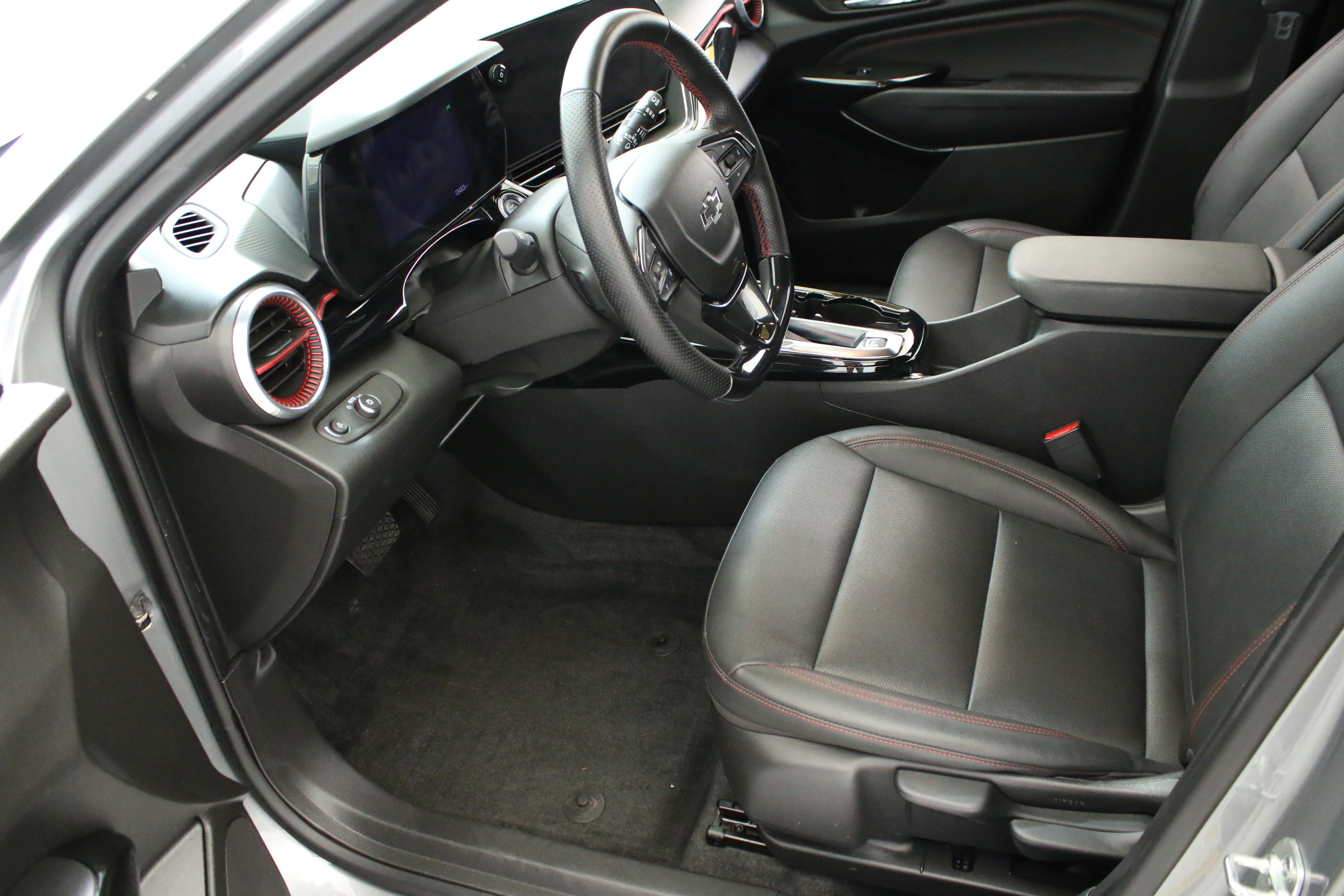 Used 2024 Chevrolet Trax RS w/ Sunroof Package FWD image 26