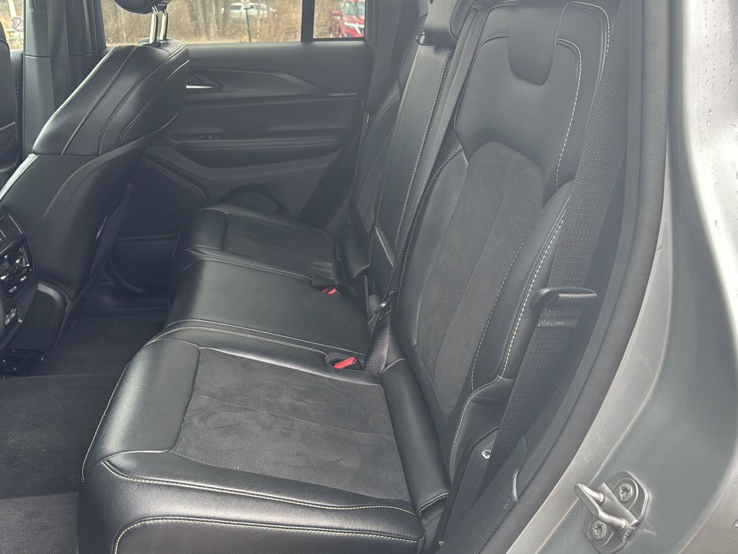 Used 2025 Jeep Grand Cherokee Altitude image 11