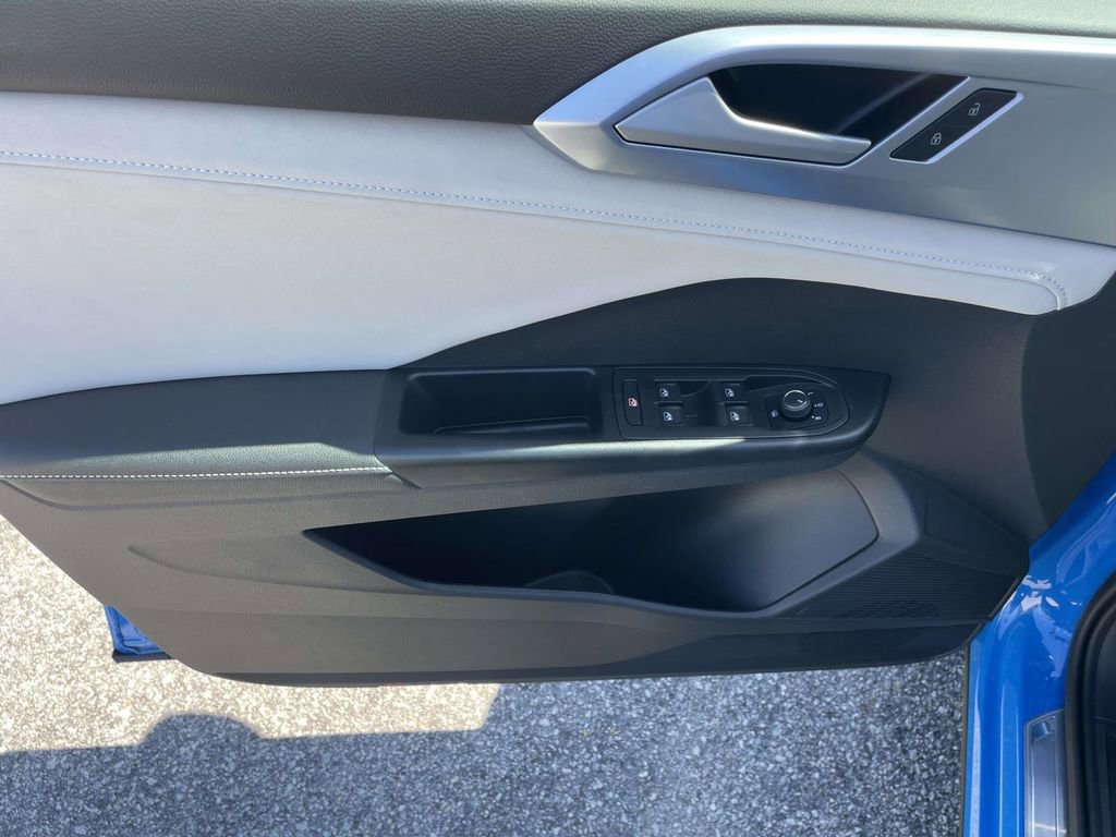 Used 2025 Volkswagen Taos SE FWD image 16