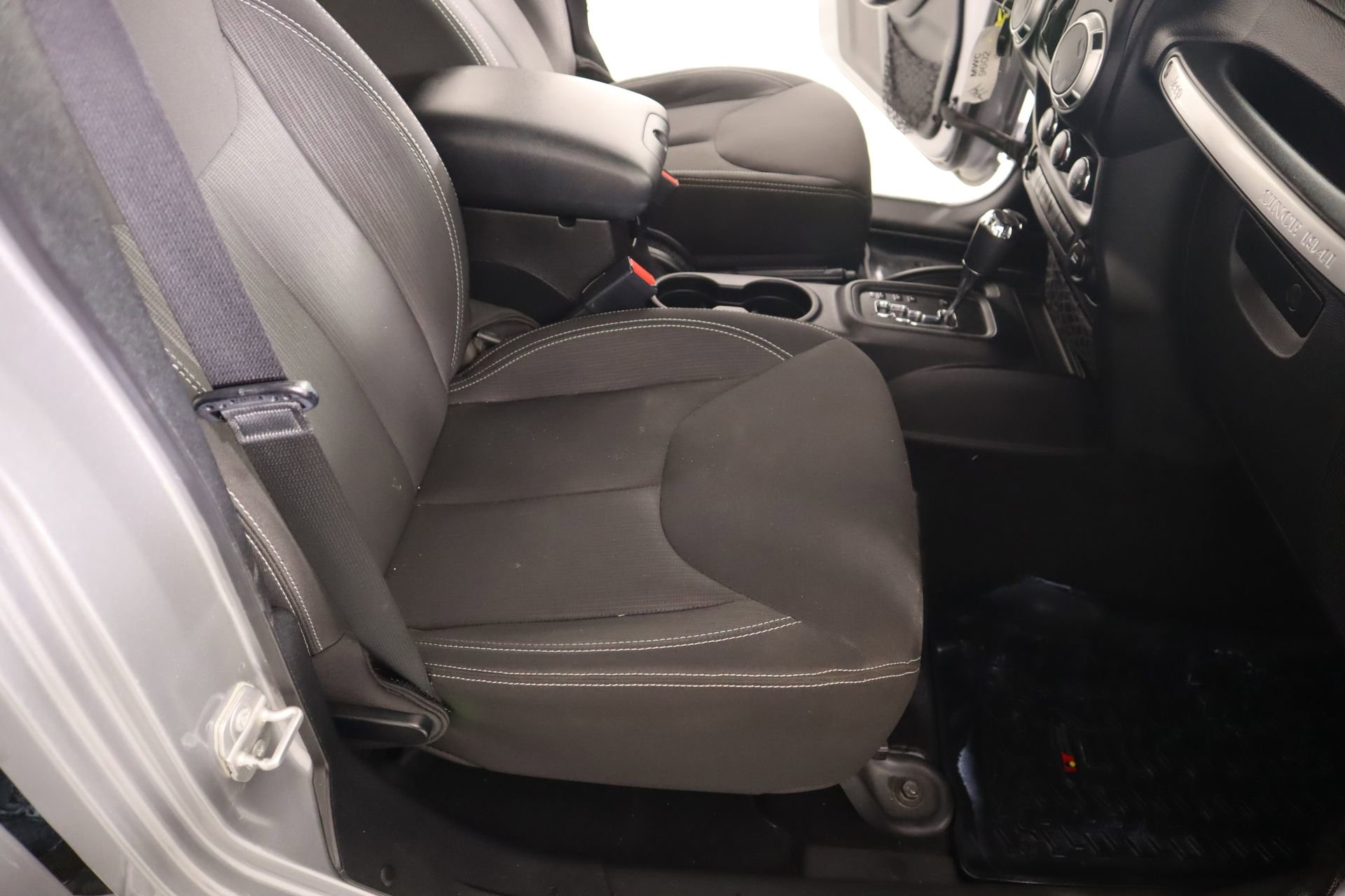 Used 2015 Jeep Wrangler Unlimited Sahara w/ Connectivity Group image 11