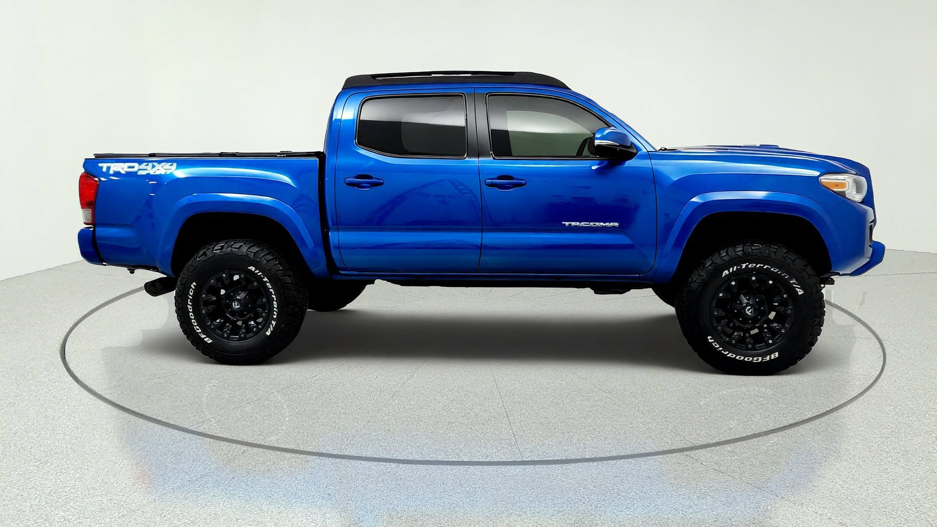 Used 2017 Toyota Tacoma TRD Sport AWD/4WD image 6