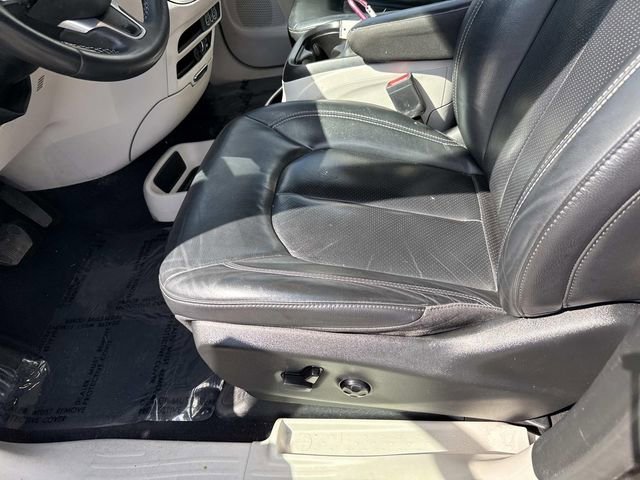Used 2022 Chrysler Pacifica Touring-L image 15
