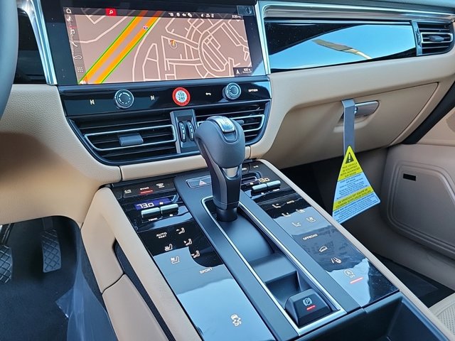 Used 2025 Porsche Macan image 38