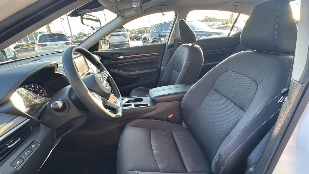 Used 2025 Nissan Altima 2.5 SV FWD image 10