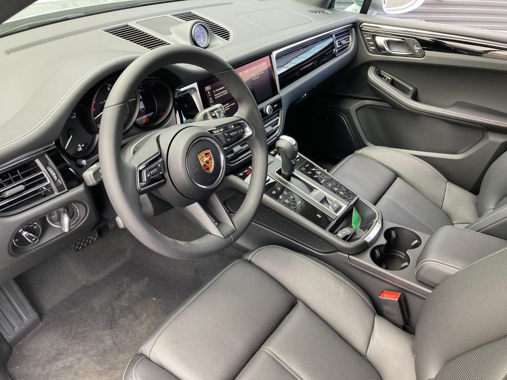 Used 2025 Porsche Macan AWD/4WD image 4