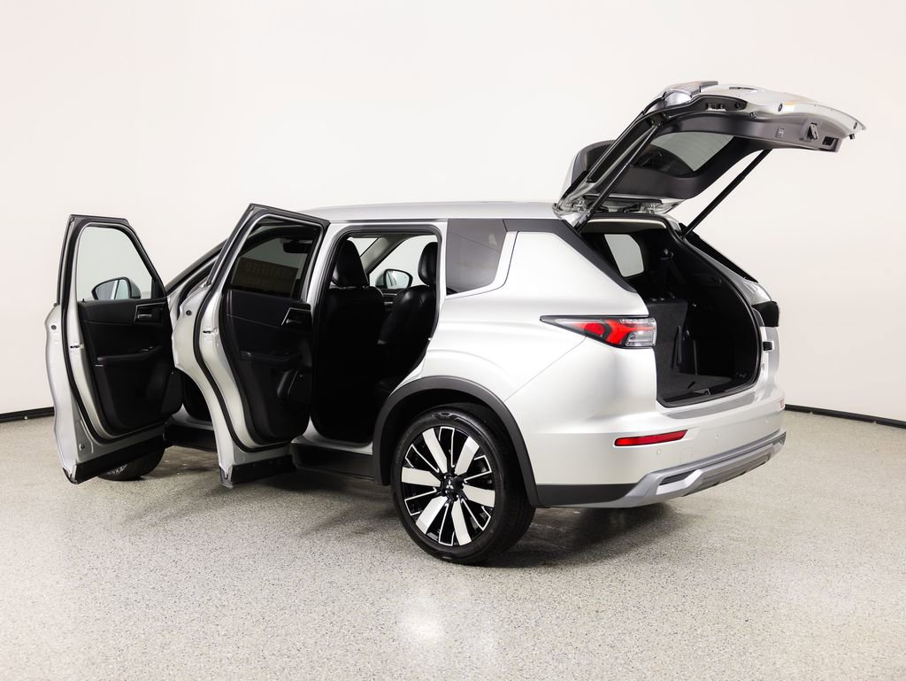 Used 2025 Mitsubishi Outlander SE image 13