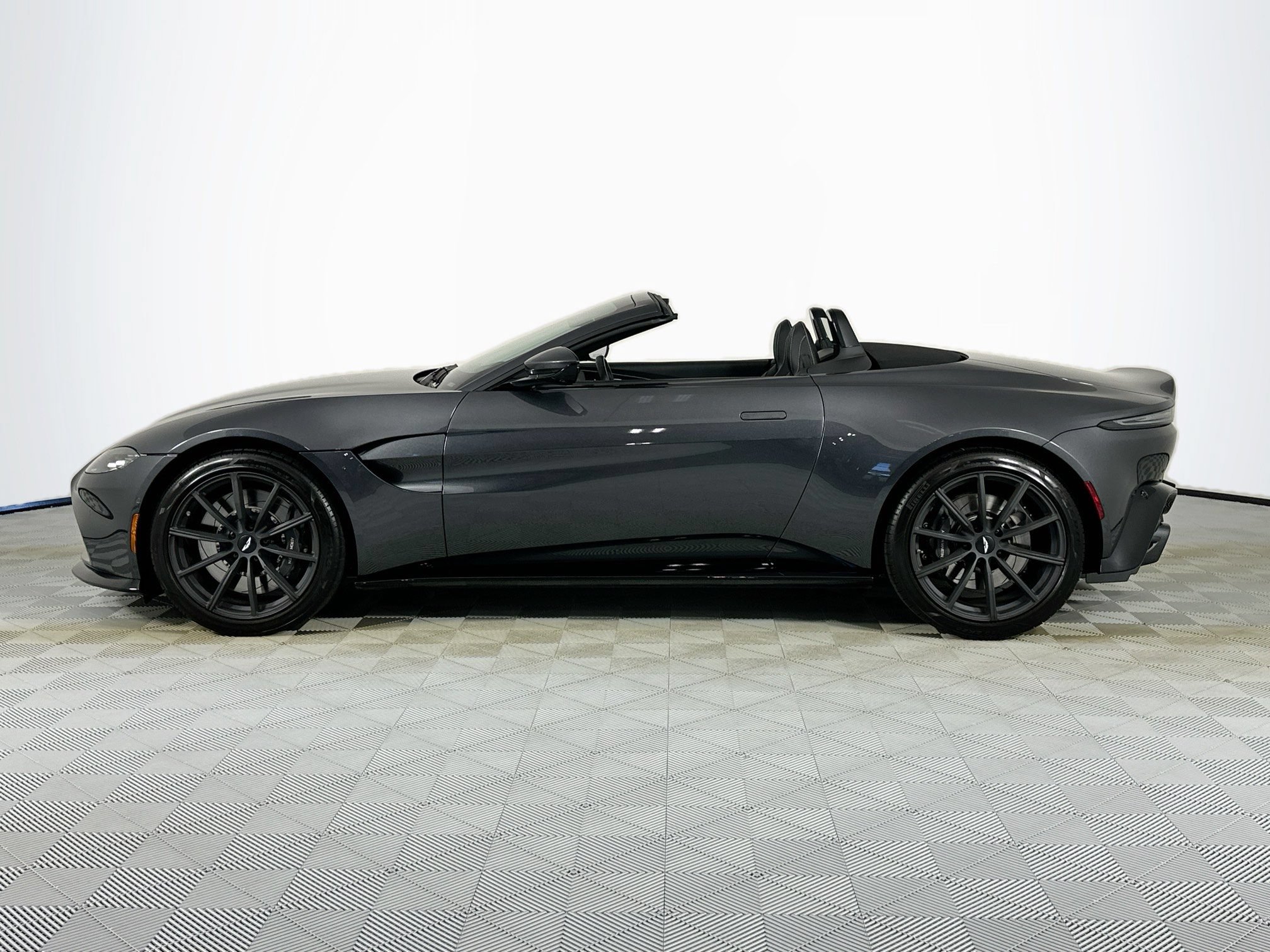 Used 2021 Aston Martin V8 Vantage Roadster RWD image 17