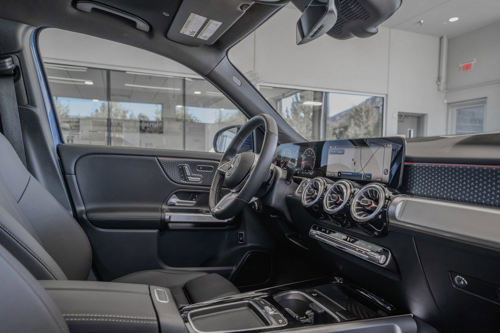 Used 2025 Mercedes-Benz GLB 250 4MATIC image 18