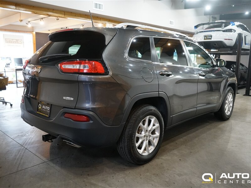 Used 2016 Jeep Cherokee Latitude w/ Comfort & Convenience Group AWD/4WD image 4