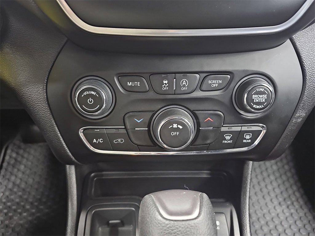 Used 2019 Jeep Cherokee Latitude w/ Cold Weather Group image 21