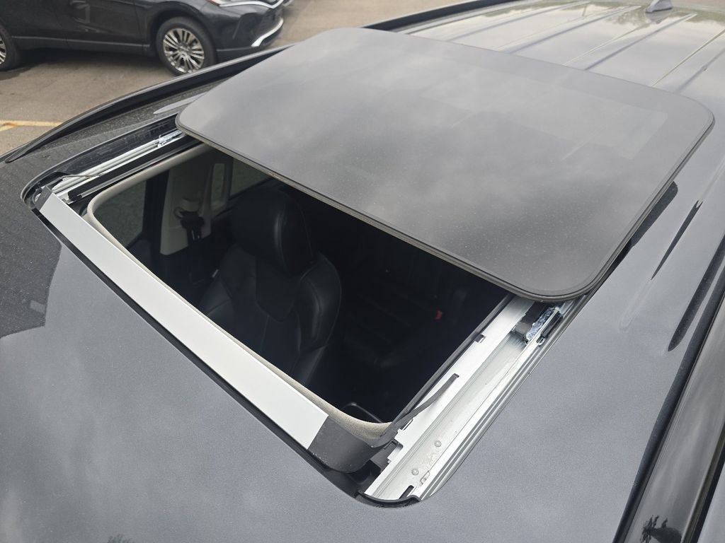 Used 2022 Kia Telluride EX w/ EX Premium Package image 3