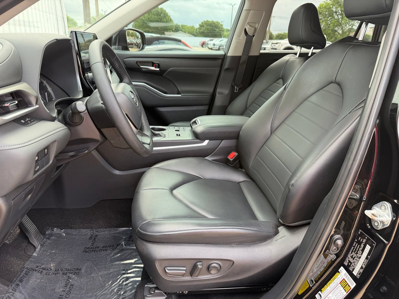 Used 2024 Toyota Highlander XLE FWD image 20