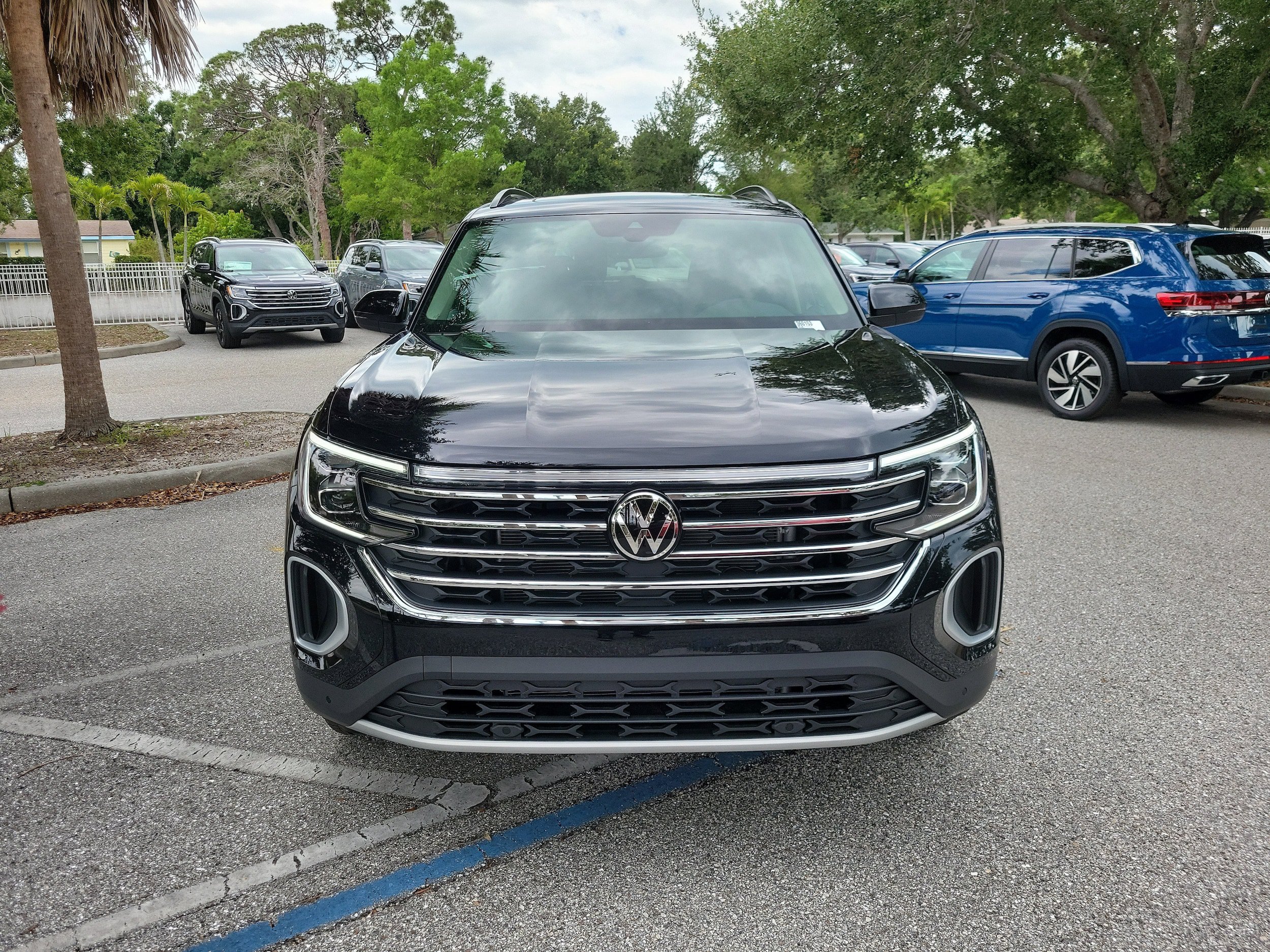 New 2026 Volkswagen Atlas SE FWD image 2