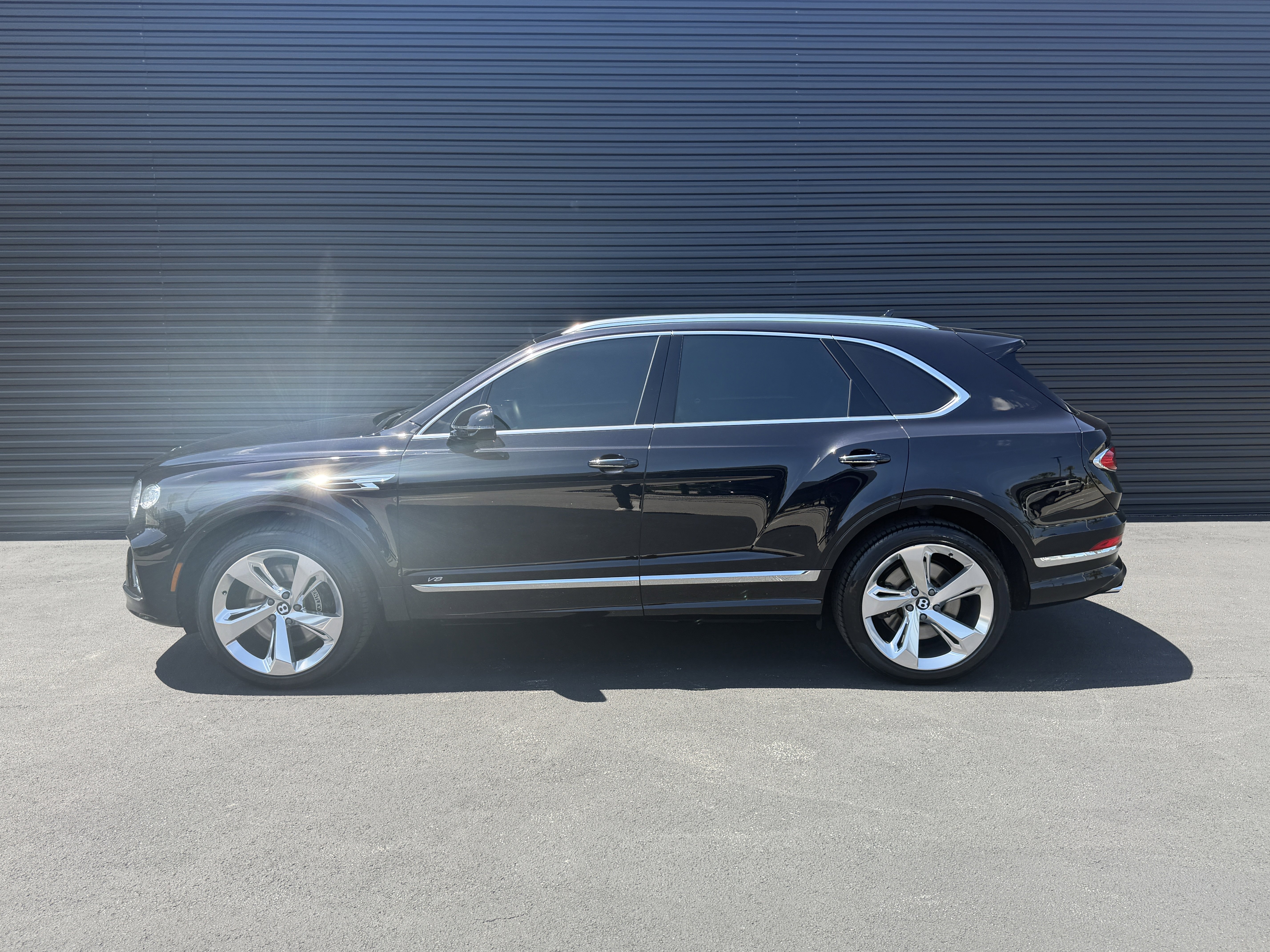 Used 2022 Bentley Bentayga image 2