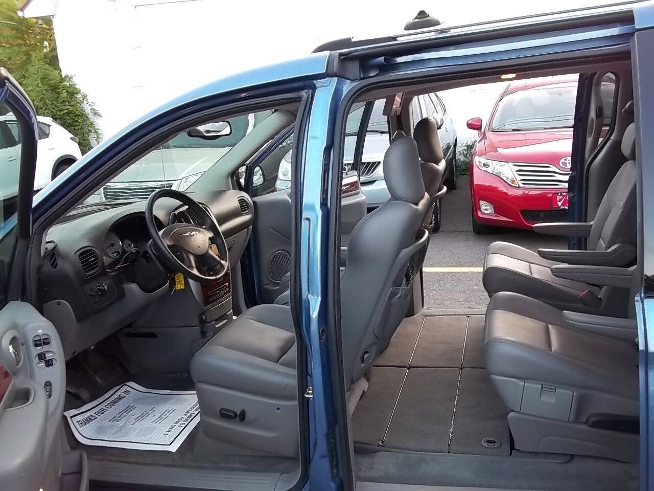 Used 2007 Chrysler Town & Country Limited FWD image 7