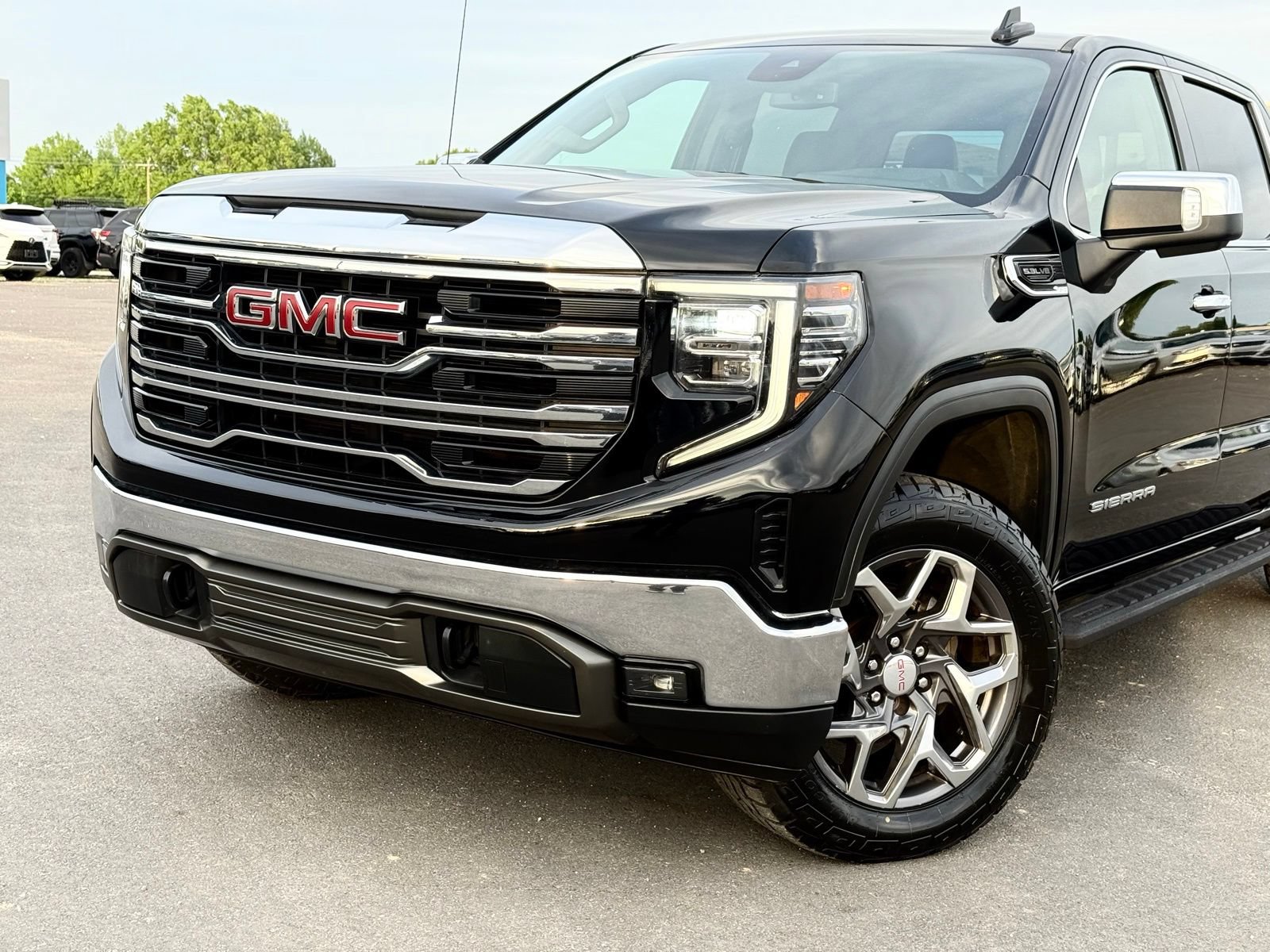 Used 2022 GMC Sierra 1500 SLT w/ SLT Convenience Package AWD/4WD image 2