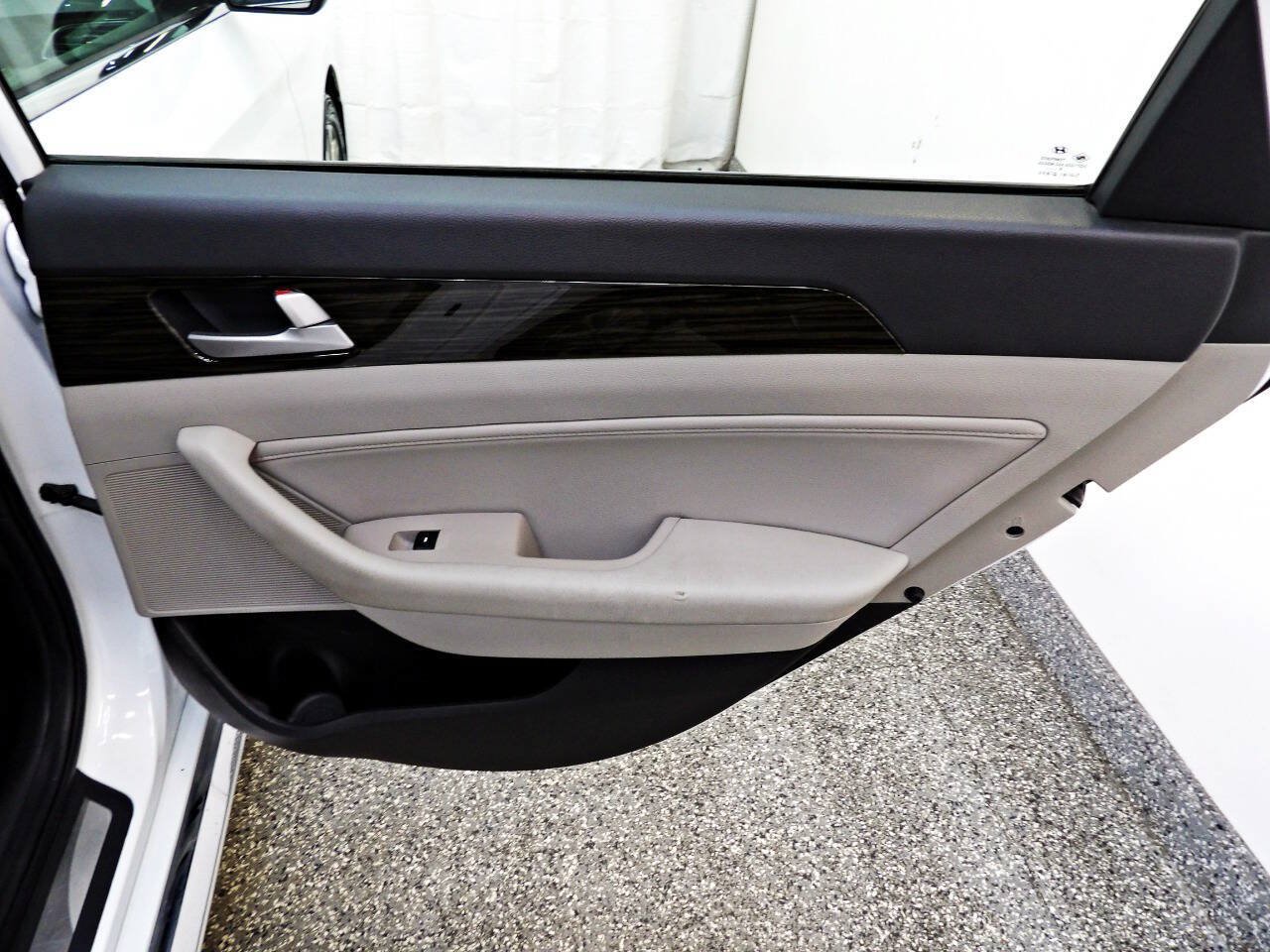 Used 2017 Hyundai Sonata Limited w/ Cargo Package FWD image 12