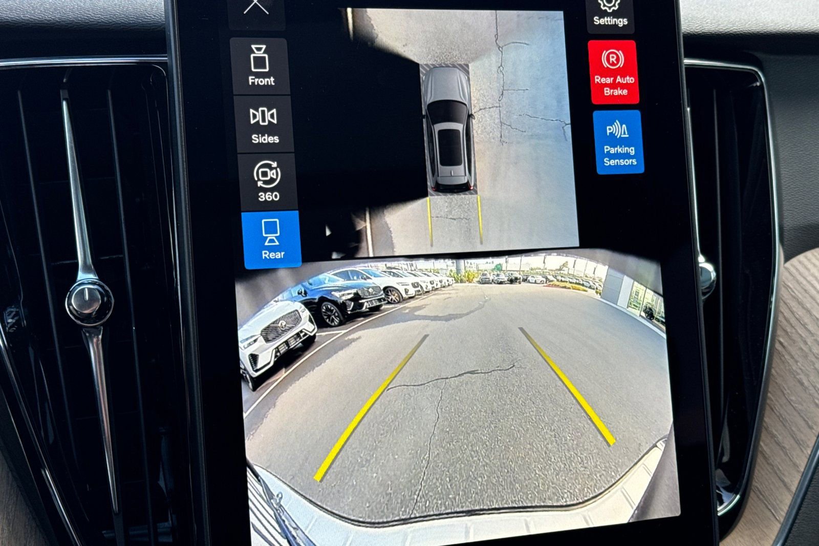 Certified 2026 Volvo XC60 B5 Plus w/ Climate Package PRO image 21