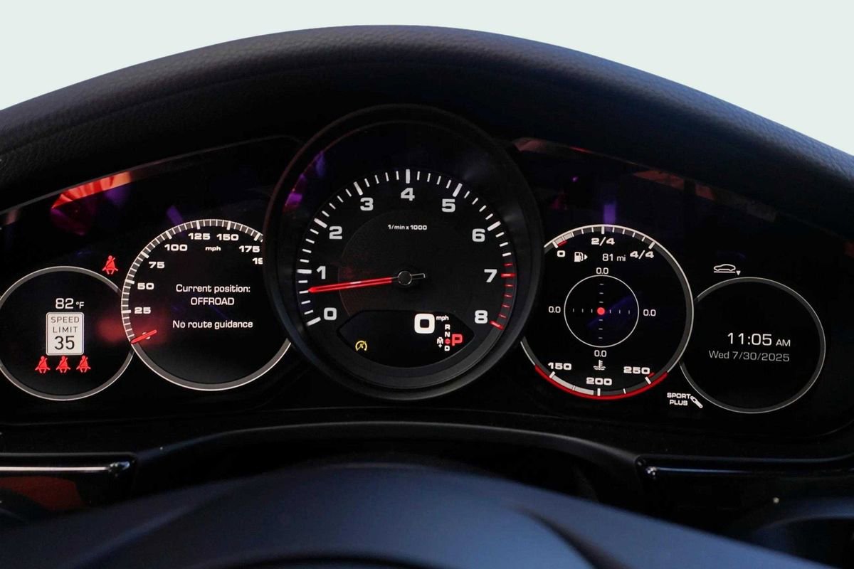 Used 2021 Porsche Panamera w/ Premium Package image 28