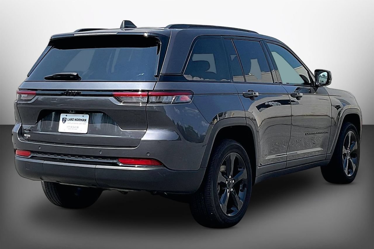 Used 2023 Jeep Grand Cherokee Altitude AWD/4WD image 8