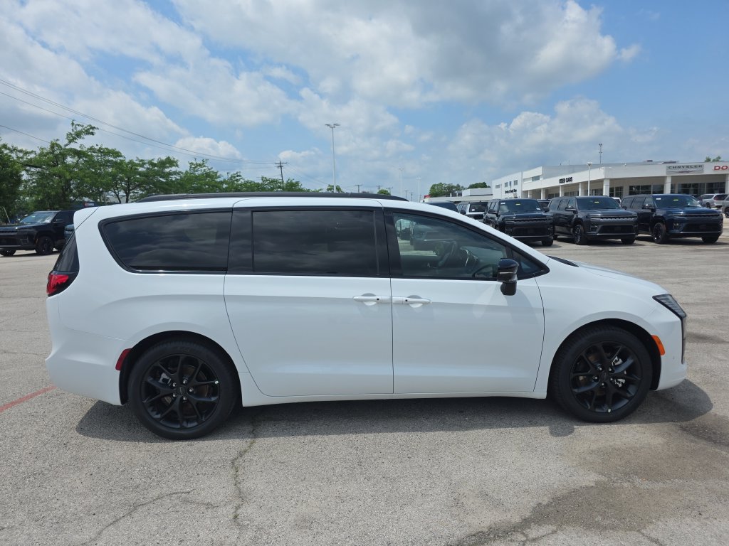 New 2027 Chrysler Pacifica Limited w/ Family Tech Group FWD image 6
