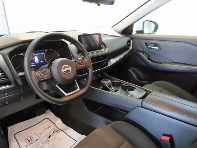 Used 2023 Nissan Rogue SV image 4